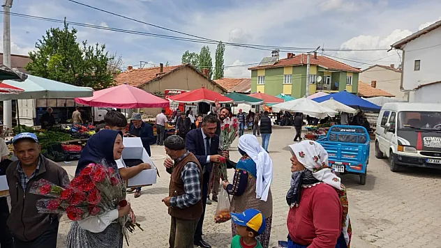 Gül İle Gülümsediler