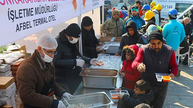 Günde 20 bin depremzede ve görevliye sıcak yemek dağıtılıyor