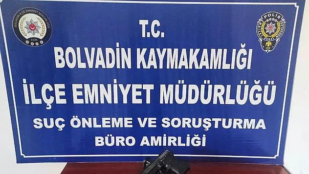 Gündüz silahla dolaştığı ihbar edilen şahsı polis gece düğünde yakaladı