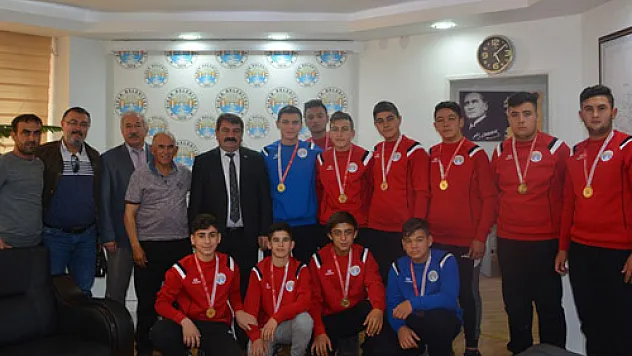 Güreşçiler Sarı'ya teşekkür etti