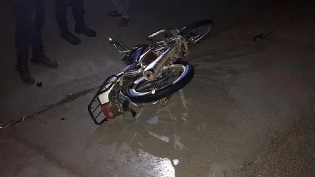 Hafif ticari araca  çarpan motosikletin sürücüsü öldü