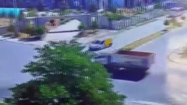 Hafif Ticari Aracın Kamyonet İle Çarpıştığı Kaza Güvenlik Kamerasında