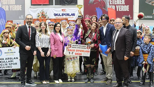Halk Oyunlarında Hünerler Sergilendi