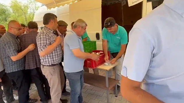 Hasene Vakfı Önce Aşure Dağıttı Sonra Kırtasiye Kampanyası Başlattı