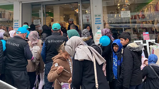 Hasene Vakfı Şubesi Bayram Öncesi Yetimleri Giydirdi