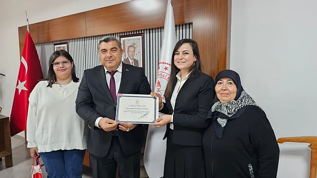 Hayatlara Dokunan Öğretmene Belge Verildi