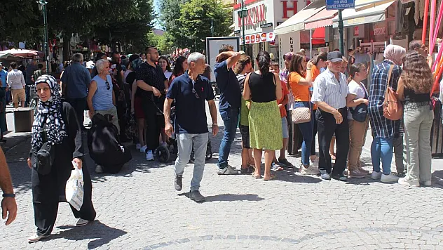 Hediye çekilişine katılmak için uzun kuyruk oluşturdular