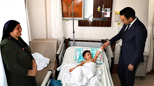 Hem Hastaları Ziyaret Etti Hem Sağlık Hizmetlerini İnceledi