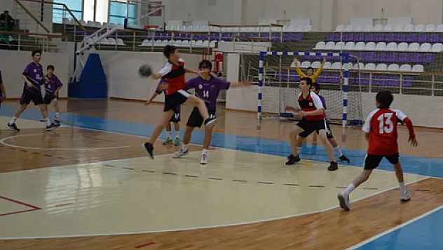 Hentbolcular Afyon'da yarıştı