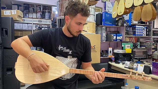 Her Köşesi Farklı Ağaçtan Olan Bağlama