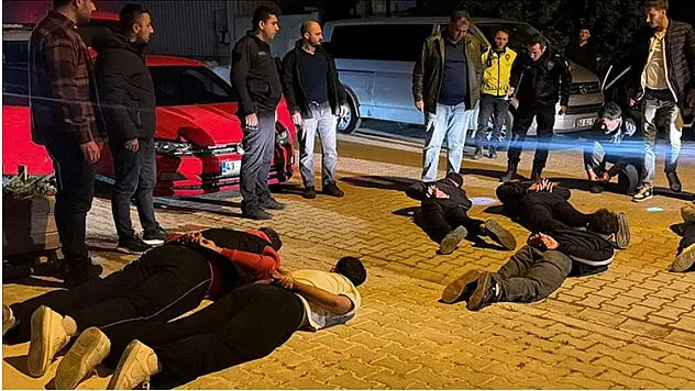 Her Yerde Varlar. Ters Kelepçe İle Gözaltına Alındılar