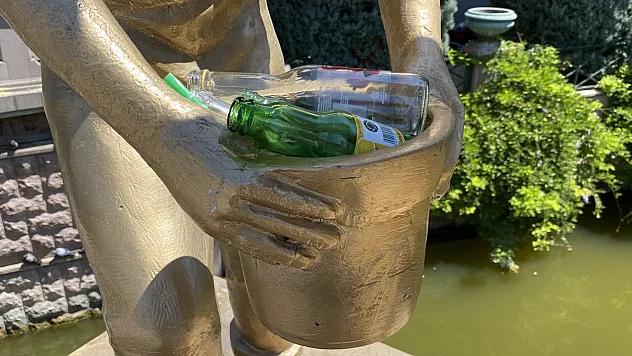 Heykelin Elindeki Kovayı Çöp Kutusuna Çevirdiler