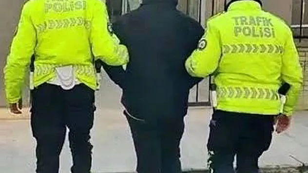 Hırsızlık Suçundan Aranıyordu Ehliyetsiz Araç Kullanırken Yakalandı