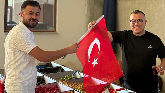 Hisarcık AK Gençlikten Üye Kaydı Ve Esnafa Türk Bayrağı Dağıtımı