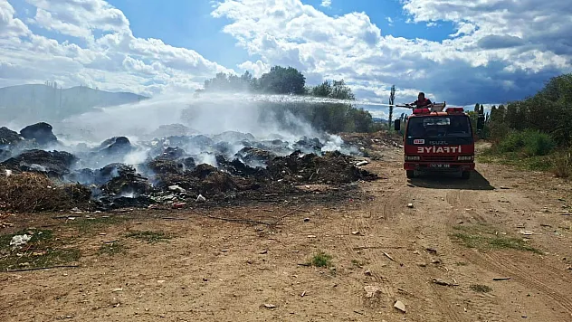Hisarcık'ta Çöplüğe Dönen Çayın Kenarında Yangın Çıktı