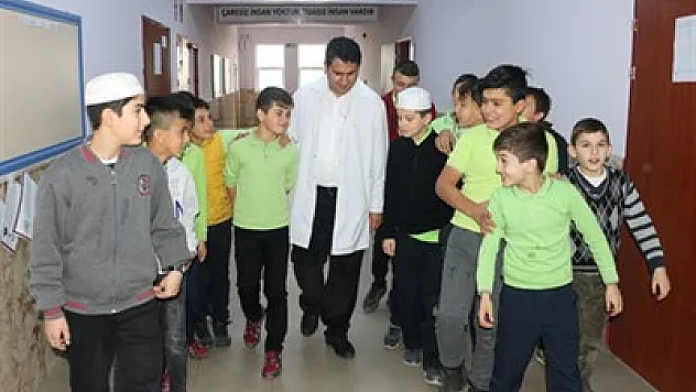 Hizmetliydi, engelleri aştı öğretmen oldu