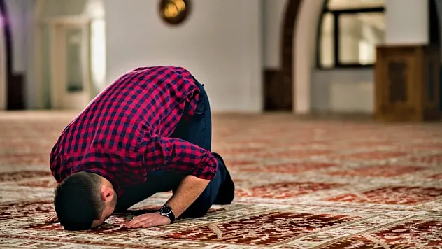 İbadet Allah'ı görüyormuş gibi yapılmalı