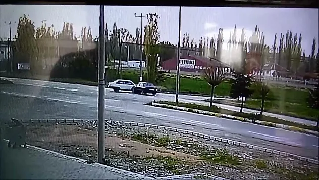 İki aracın çarpıştığı kaza kameralara yakalandı