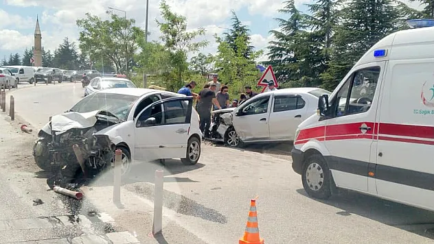 İki Otomobil Kafa Kafaya Çarpıştı! Araçlar Hurdaya Döndü