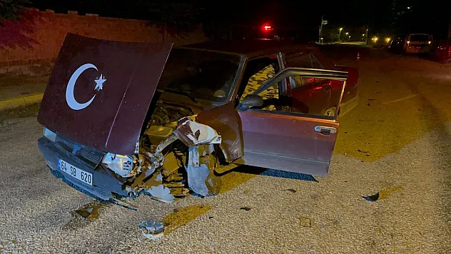 İki otomobilin çarpıştığı ve birisinin hurdaya döndüğü kazada yaralanan olmadı