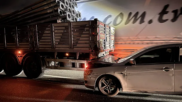 İki Tır Ve Otomobilin Çarpıştığı Kazada Bir Kişi Yaralandı