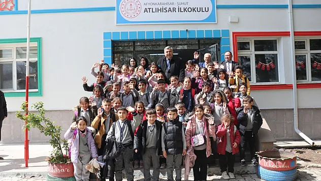 İl Müdürü Öğrencilerle Aynı Sırada Kitap Okudu