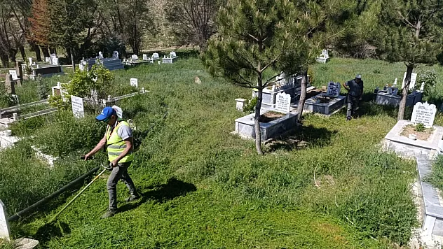 İl Özel İdaresi Ekipleri Mezarlıklarda Bayram Temizliği Başlattı