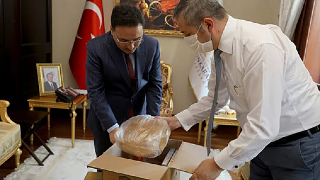 İlk lezzet paketi Vali Çiçek’e