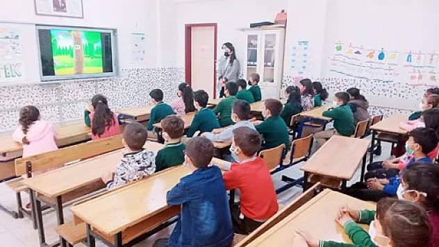 İlkokul öğrencilerine geri dönüşüm eğitimi verildi