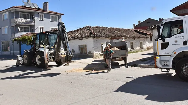 İnönü Belediyesi'nden İlçe İçi Yollarda Bakım Çalışmaları Devam Ediyor