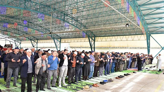İnönü’de binlerce kişi yağmur duası için toplandı
