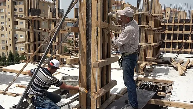 İnşaat İşçilerinin Sıcak Havayla Mücadelesi