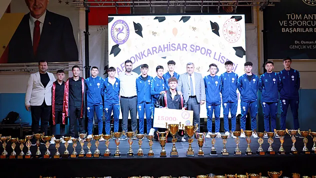 İş İnsanlarından Şampiyon Öğrencilere Altın Ödülü