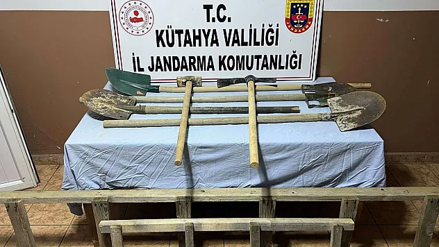 İş Makinesiyle Define Arayan Şahısları Jandarma Yakaladı