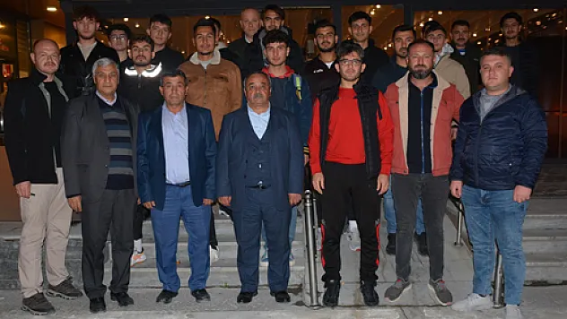 İsceli yönetim  takımla yemekte buluştu