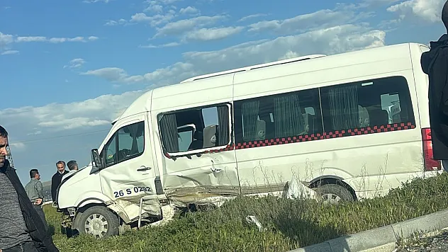 İşçi Servisi ile Otomobil Çarpıştı: 6 Yaralı
