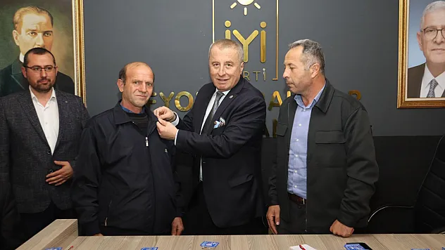 İYİ Parti'de Bayramlaşma Ve Rozet Programı Bir Arada