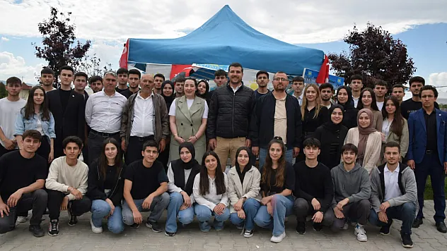 İYİ Parti, Öğrenci Merkezi Erenler'de Stant Açtı