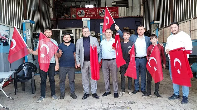 İYİ Parti vatandaşlara Türk bayrağı dağıttı