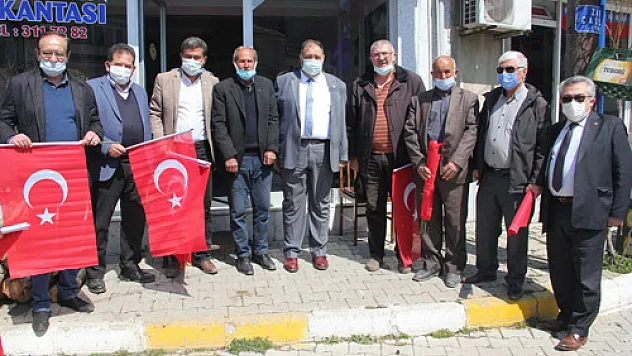 İYİ Parti'liler Sinanpaşa'da bayrak dağıttı