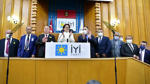 İYİ Parti'ye katıldılar, rozetleri Akşener taktı