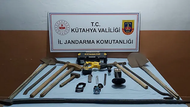 İzinsiz kazı yapan 4 kişi suçüstü yakalandı