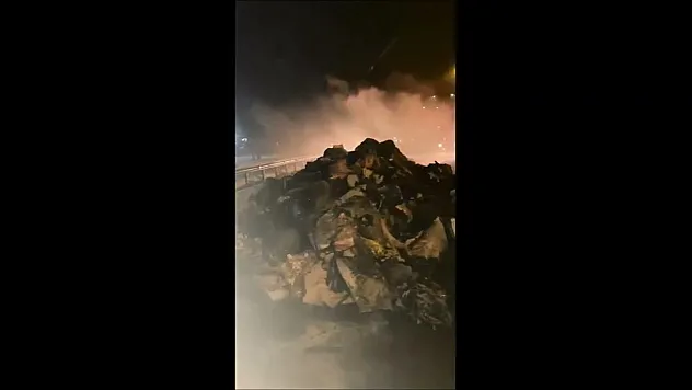 İzmir'den deprem bölgesine giden tır Afyonkarahisar'da yandı