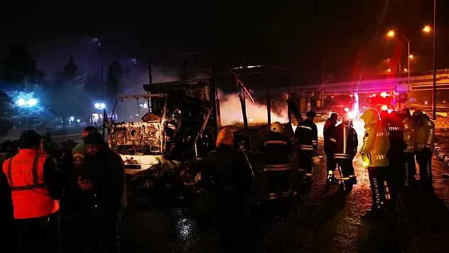 İzmir’den deprem bölgesine giden tır Afyonkarahisar’da yandı