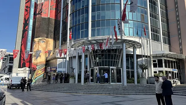 İzmit Belediyesi'ne Yolsuzluk Operasyonu: Belediye Başkanı Fatma Kaplan Hürriyet ve Eşi Gözaltında