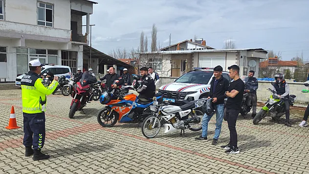 Jandarma 37 Motosiklet Sürücüsüne Eğitim Verdi