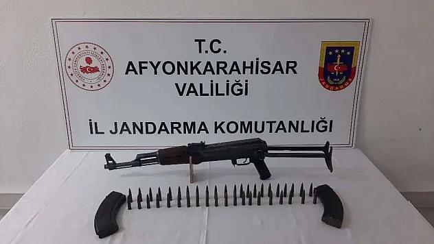 Jandarma Dinar'da Şüpheli Araçta Silah Yakaladı