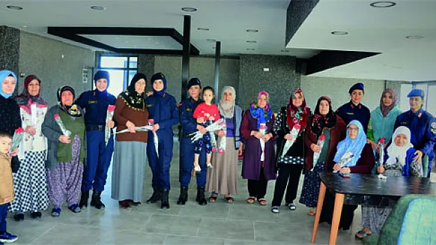 Jandarma İhsaniye'de kadınlara karanfil dağıttı