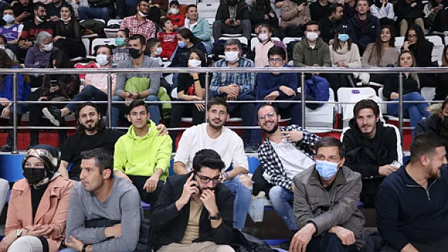 Jetler, Keçilerin maçını izledi