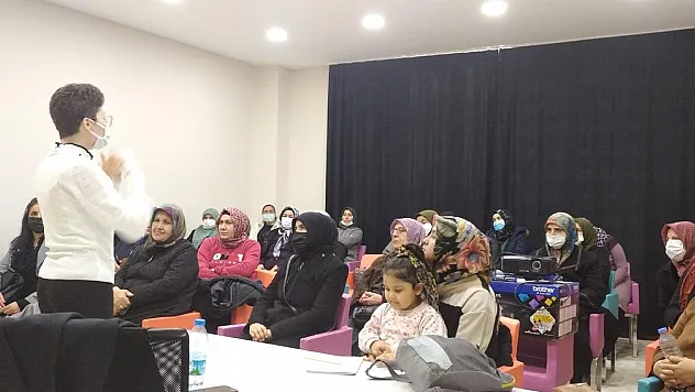 Kadınlara 'Öğrenci Başarısını Arttırmada Ebeveynin Rolü' anlatıldı